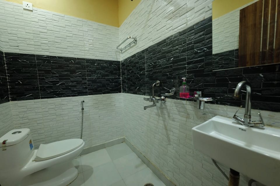 Deluxe Room | Bathroom | Free toiletries, towels, soap, toilet paper