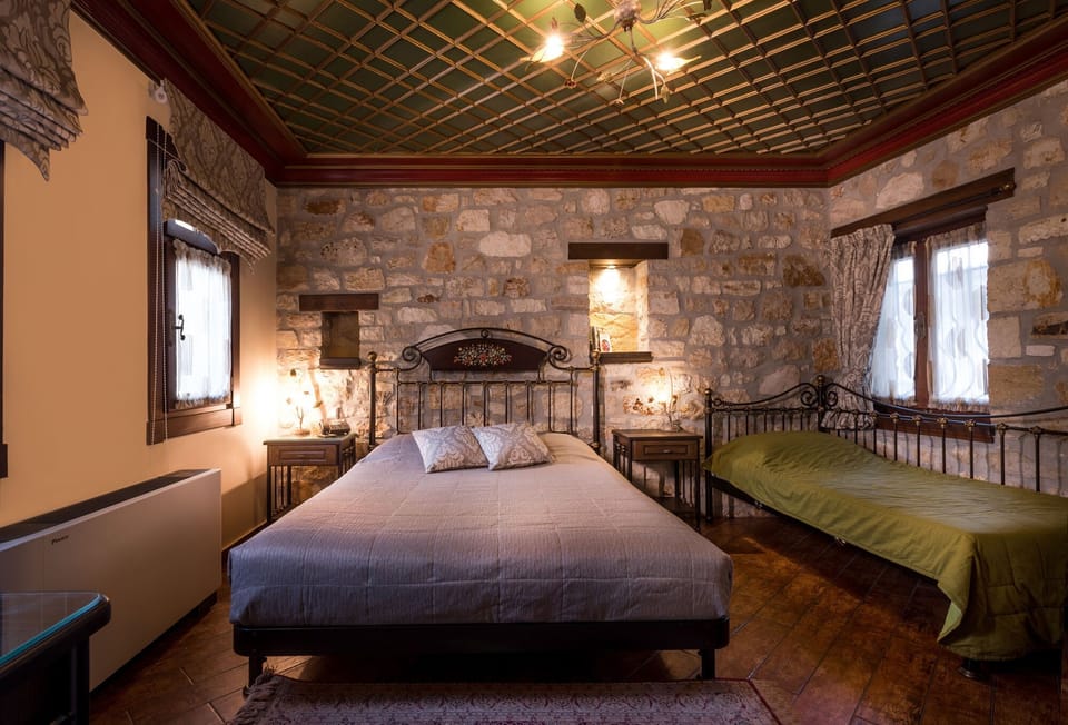 Triple Room – Warm Traditional Interior & Double Bed