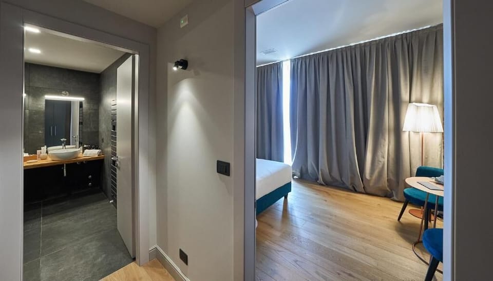 Deluxe Suite, Garden View | Bathroom | Slippers