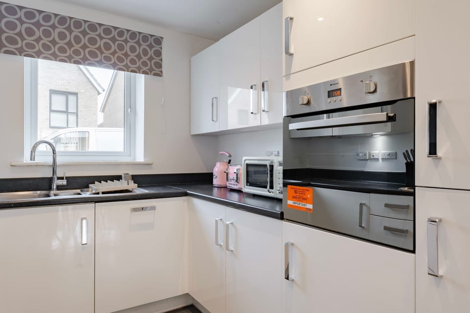 Gladiator Getaway, Cambourne - Host & Stay 
