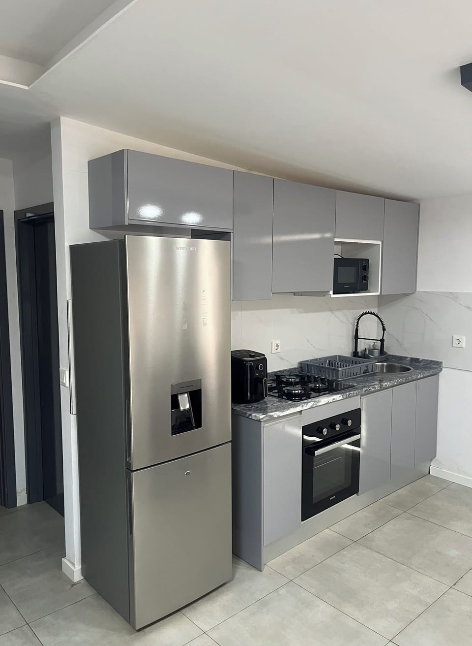 Full-size fridge, microwave, oven, stovetop