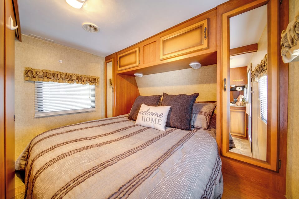7 Mi to Lake! Glamping Experience in Hermitage Cottage in Missouri