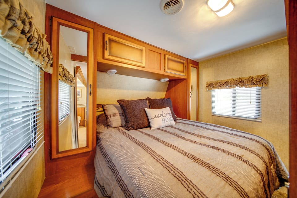 7 Mi to Lake! Glamping Experience in Hermitage Cottage in Missouri