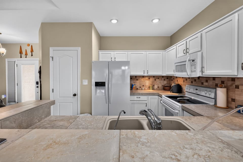Townhome, 2 Bedrooms | Private kitchen | Coffee/tea maker, fridge, oven, toaster