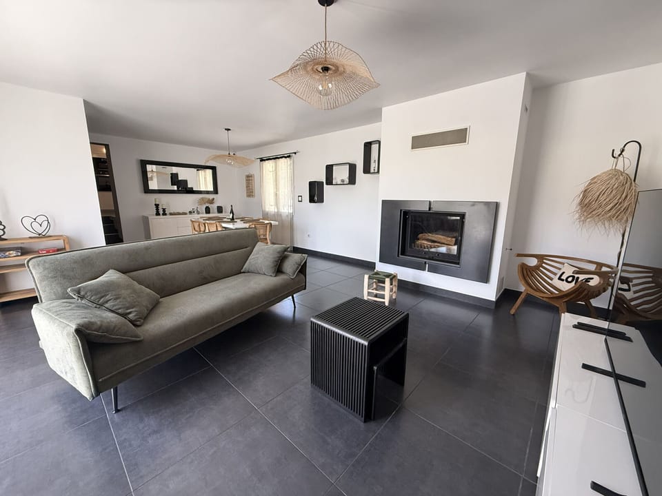 Holiday rental in Carpentras: comfortable air-conditioned villa for 6 guests with a spacious living room, private pool and views of Mont Ventoux. Book online with Plaisirs & Maisons de Provence.