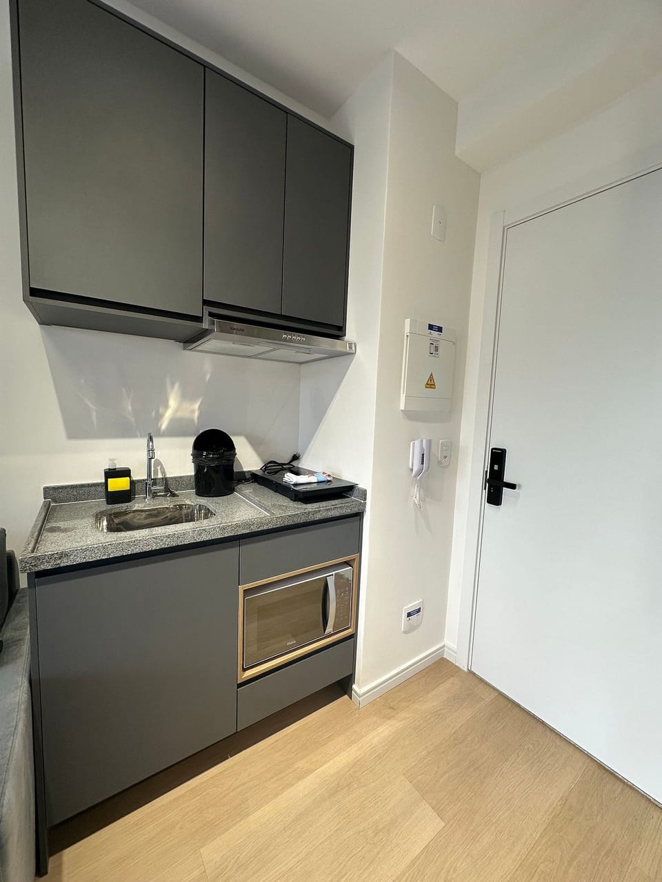 Basic Apartment | Private kitchen | Fridge, microwave, stovetop, cookware/dishes/utensils