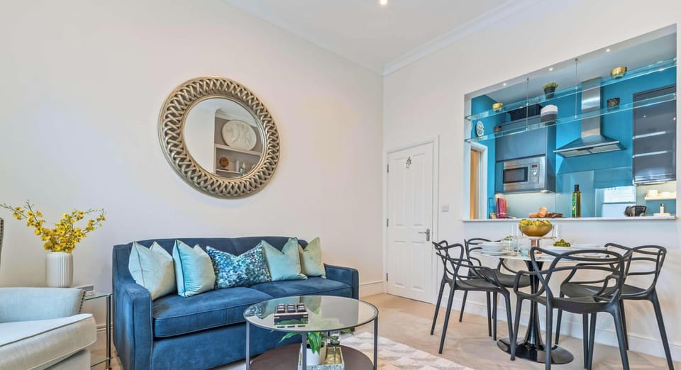 OPEN-PLAN LIVING AREA FOR SOCIALISING AND RELAXING 