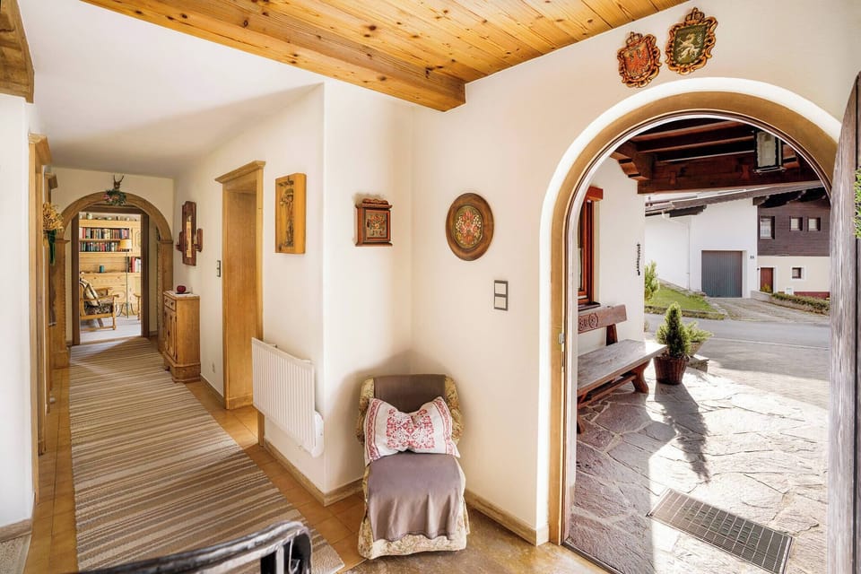 Rent a Kirchberg vacation home with bright entry area, coat space and room for families, large families and groups.