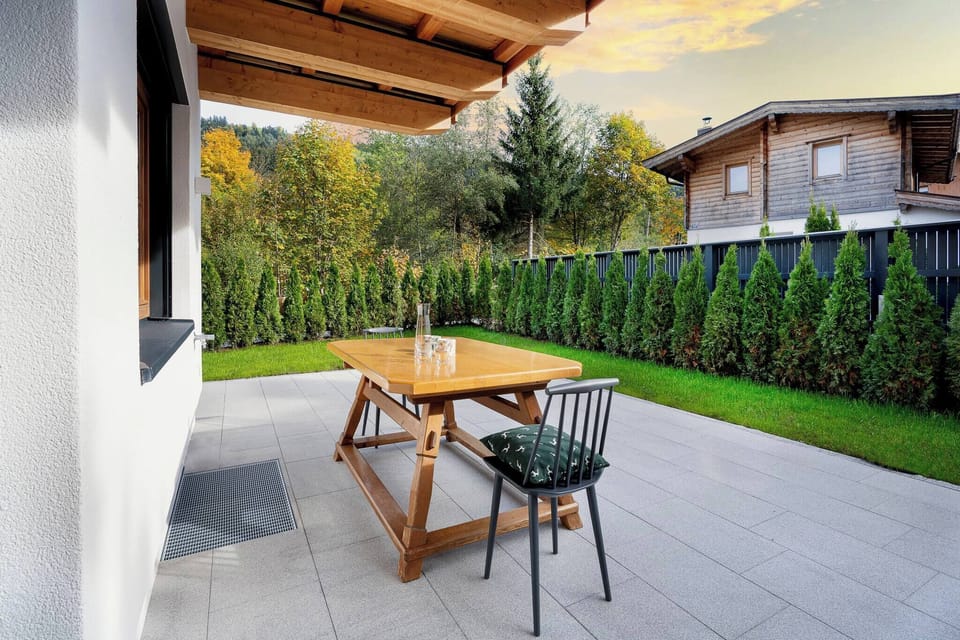 Private terrace with fenced yard in Kirchberg, perfect for pet-friendly vacations, relaxed evenings and stays in the Brixental.