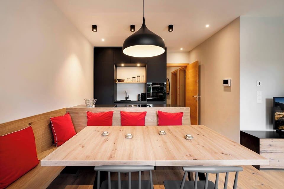 Modern dining area with kitchen in the Garden Suite, ideal for self-catering, family vacations and ski trips in Kirchberg in Tirol.