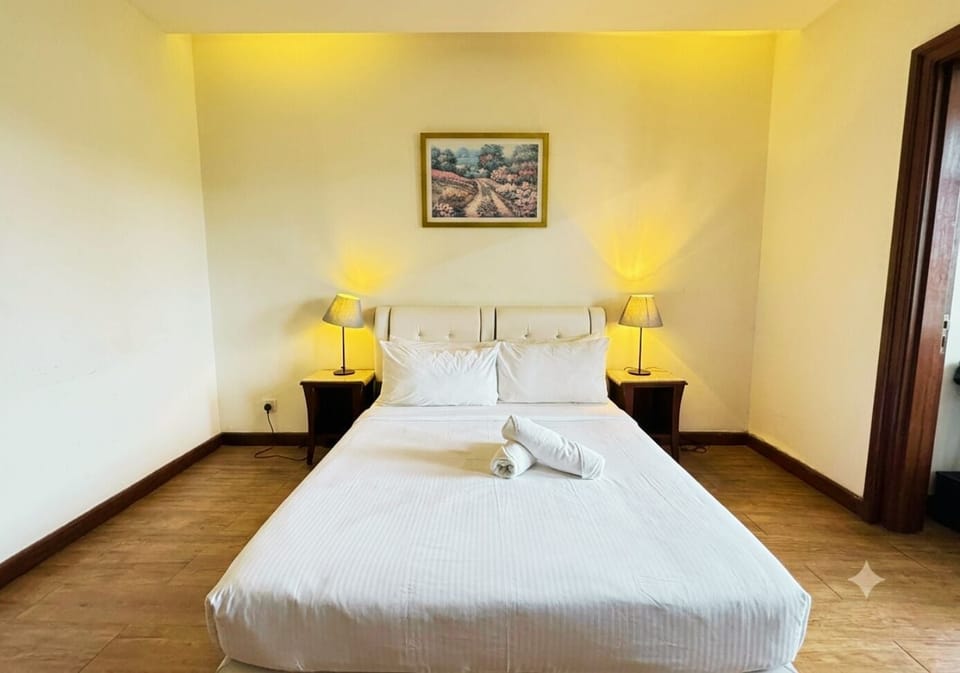 Deluxe Studio Suite, City View | Desk, laptop workspace, iron/ironing board, WiFi (free)