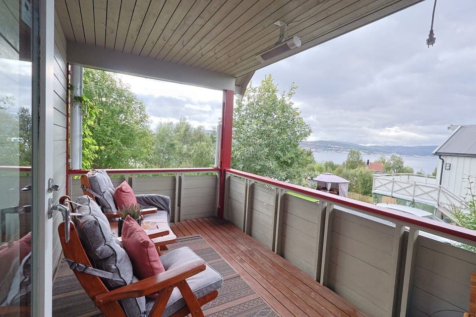 Charming traditional Norwegian house in Tromsø, with a cozy atmosphere and beautiful views of the area.