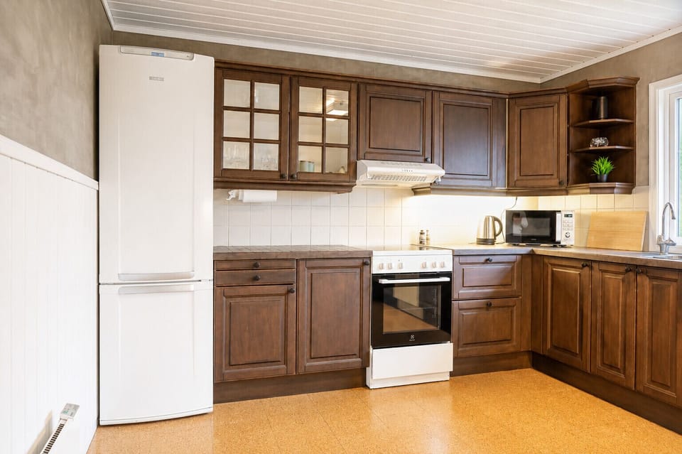 ​​Functional, fully-equipped kitchen with plenty of counter space, ideal for home-cooked meals