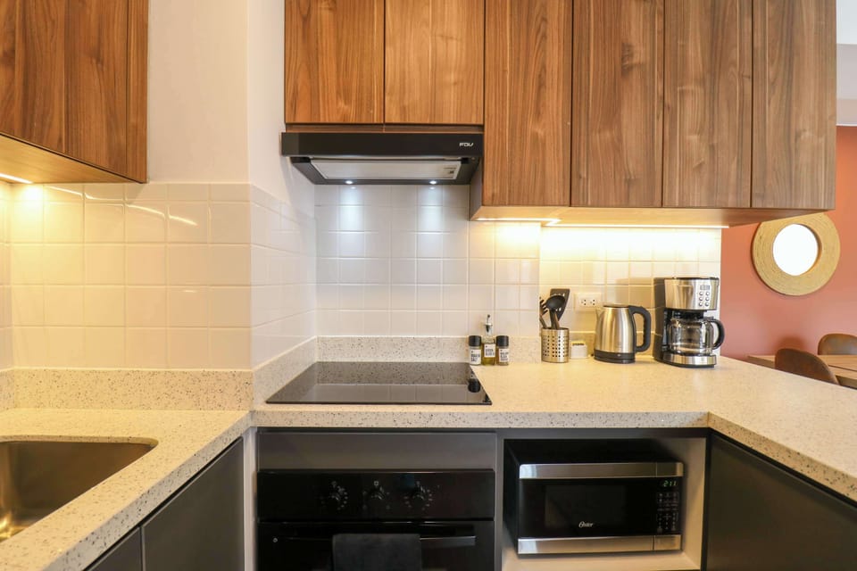 Functional kitchen with everything you need to cook at home.