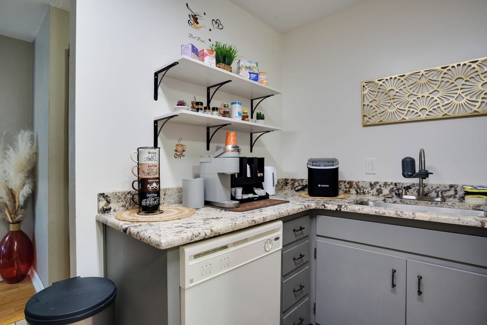 House, 2 Bedrooms, Balcony | Private kitchen