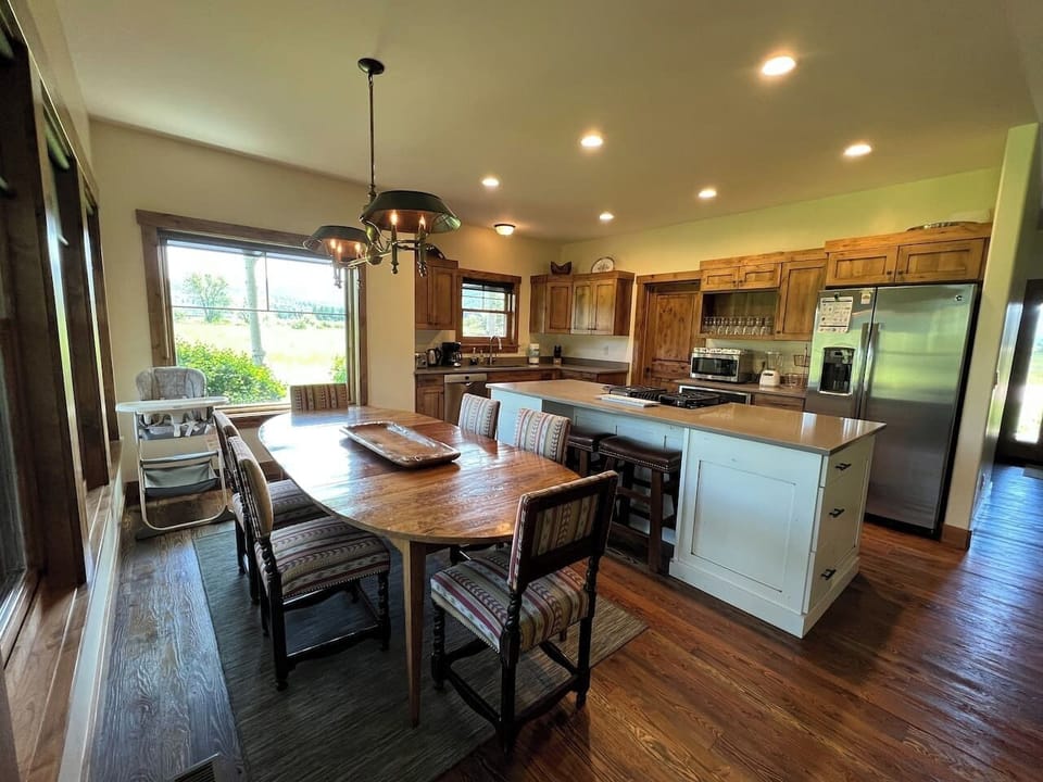 Dining + kitchen open concept 