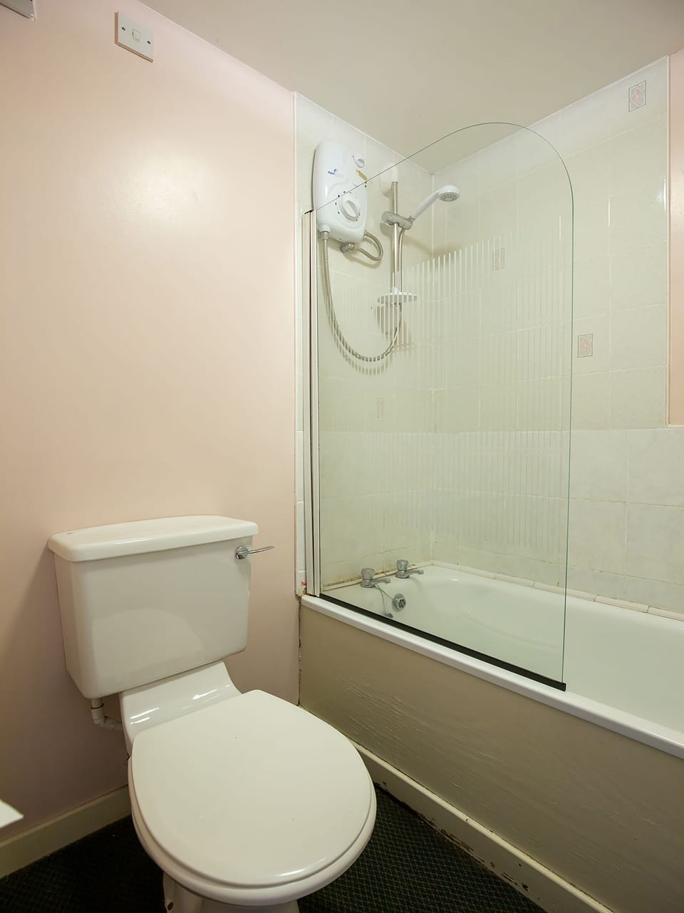Standard Double Room, 1 Double Bed | Bathroom | Shower, free toiletries, hair dryer, towels