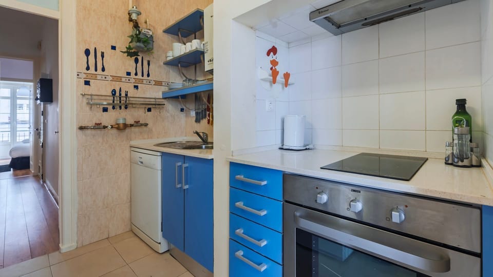 Everything you need for an easy stay: a practical, fully equipped kitchen ready for quick breakfasts, home-cooked dinners, and everything in between.
#LisbonApartment #FullyEquippedKitchen #LisbonStay #HomeAwayFromHome #LovelyStay