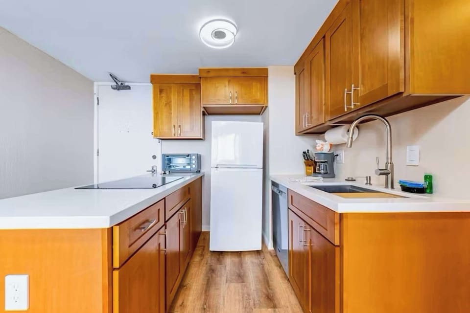 Apartment (1 Bedroom) | Private kitchen | Coffee/tea maker, fridge, microwave, oven