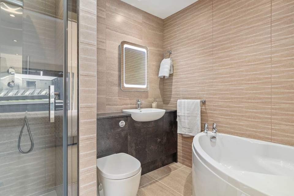 Monkstone View - Direct Beach Access Apartment in Saundersfoot