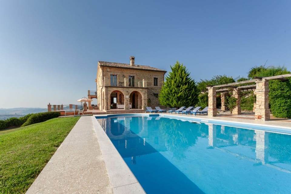 Villa Smerillo by MMega Villa in Marche