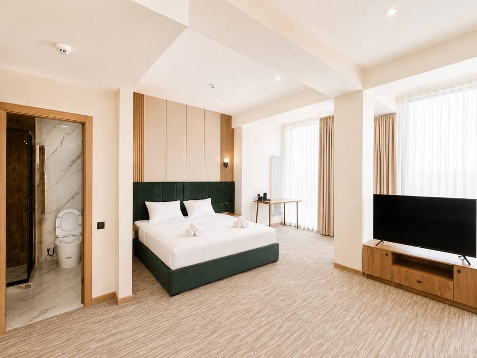 Deluxe Room | Desk, laptop workspace, iron/ironing board (on request), WiFi (free)
