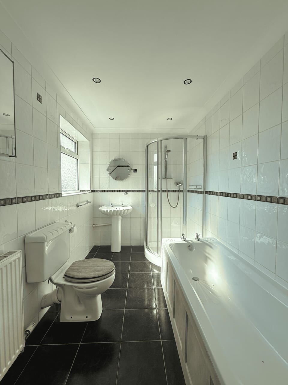Comfort House | Bathroom | Separate tub and shower, free toiletries, hair dryer, towels