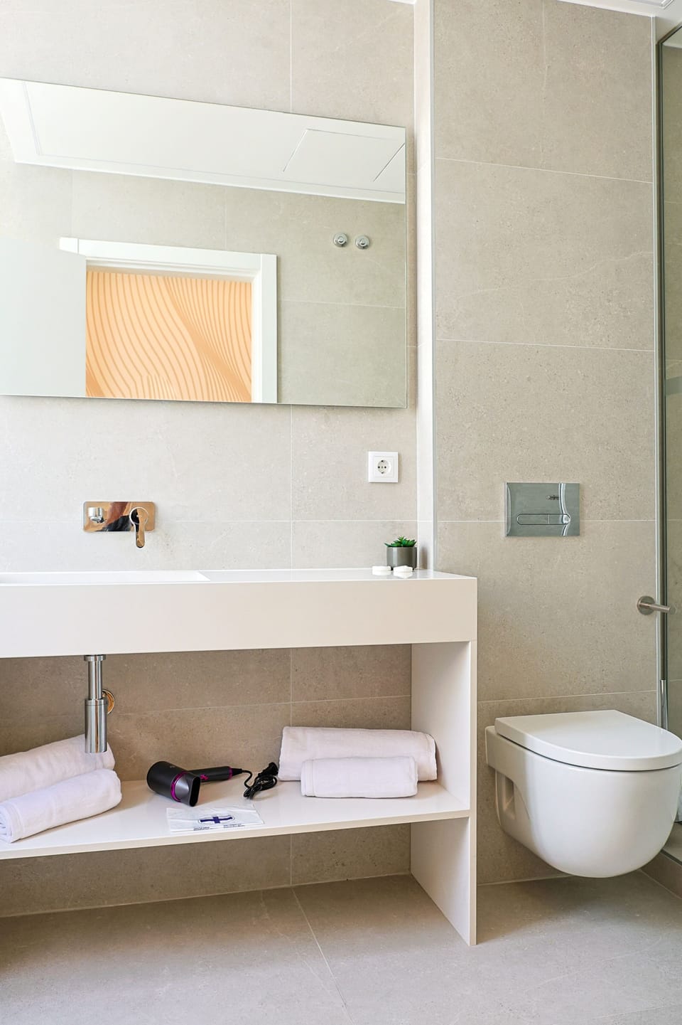 Standard Twin Room | Bathroom | Hair dryer, towels, soap, shampoo