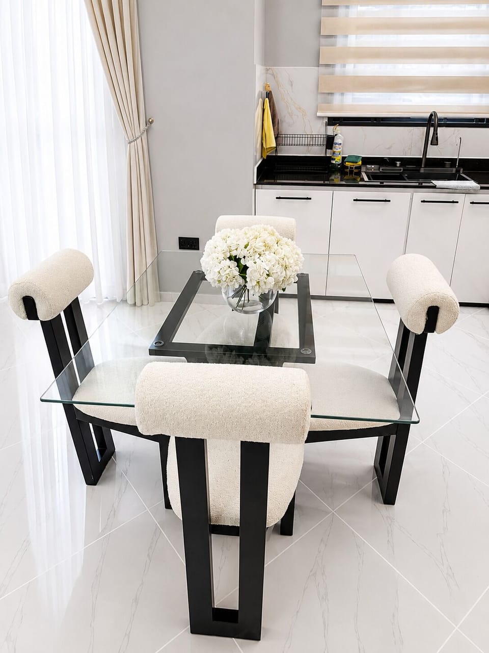 Comfort Apartment | Dining