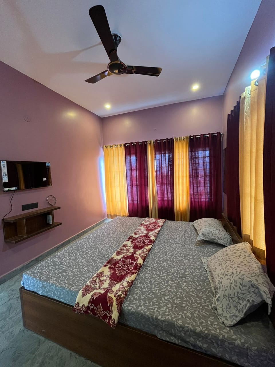 Desk, laptop workspace, WiFi (free)