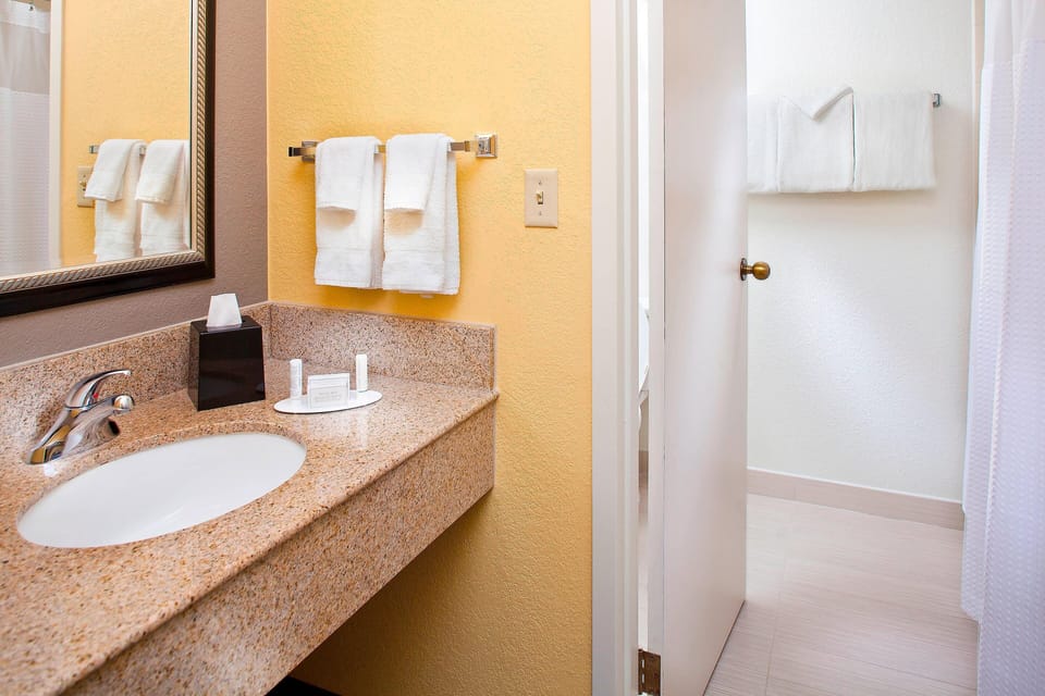Combined shower/tub, free toiletries, hair dryer, towels