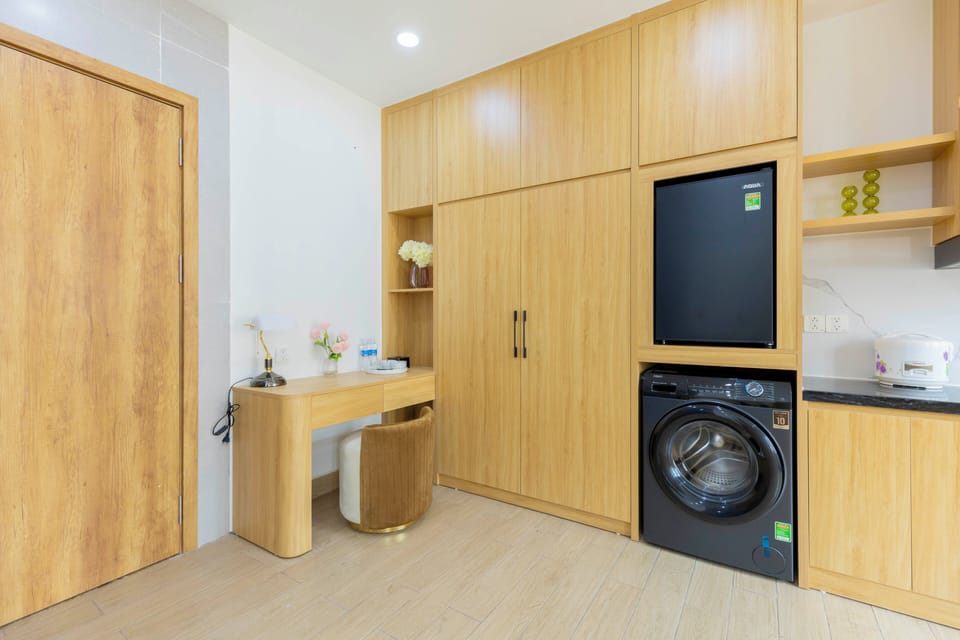 Studio Suite, Balcony, City View | Private kitchen