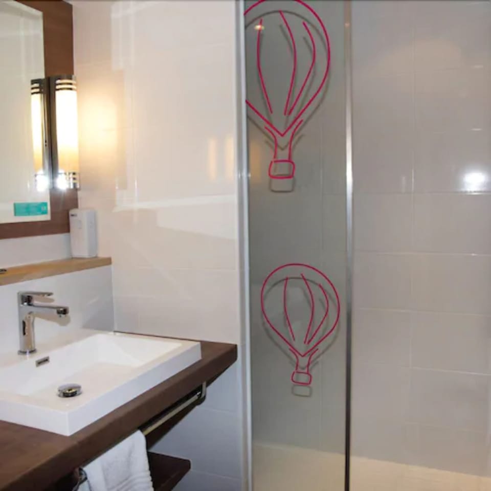 Standard Room, 1 Double Bed | Premium bedding, minibar, in-room safe, desk