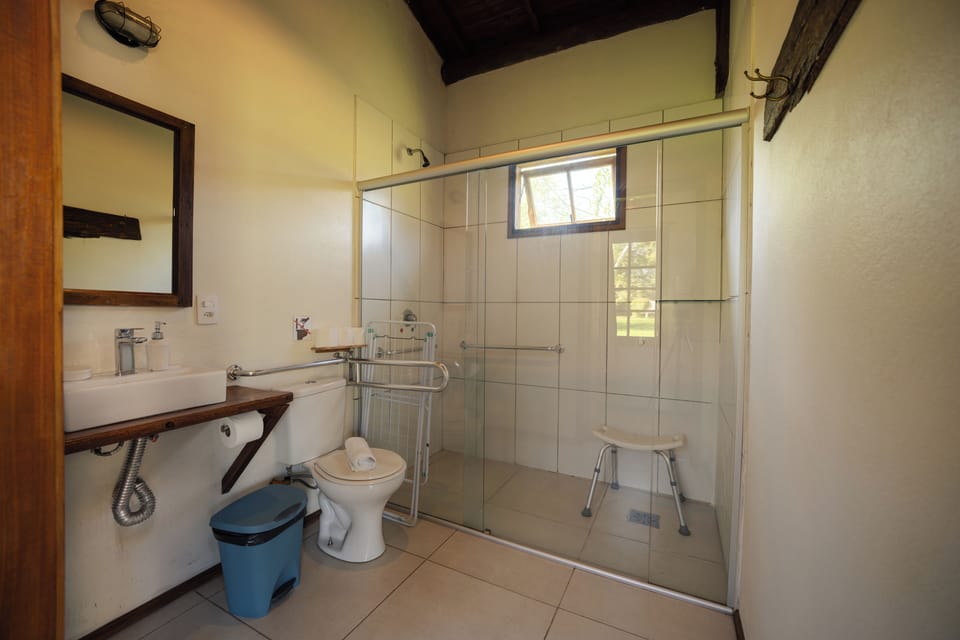 Comfort Quadruple Room (SUÍTE QUÁDRUPLA COMFORT) | Bathroom | Shower, towels, toilet paper