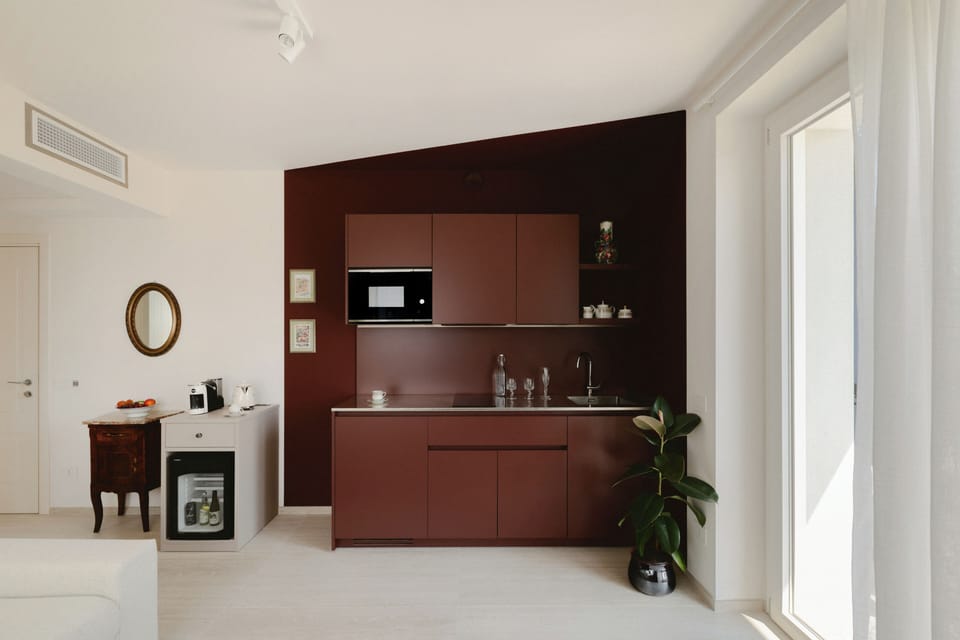 Luxury Suite, Lake View | Private kitchen