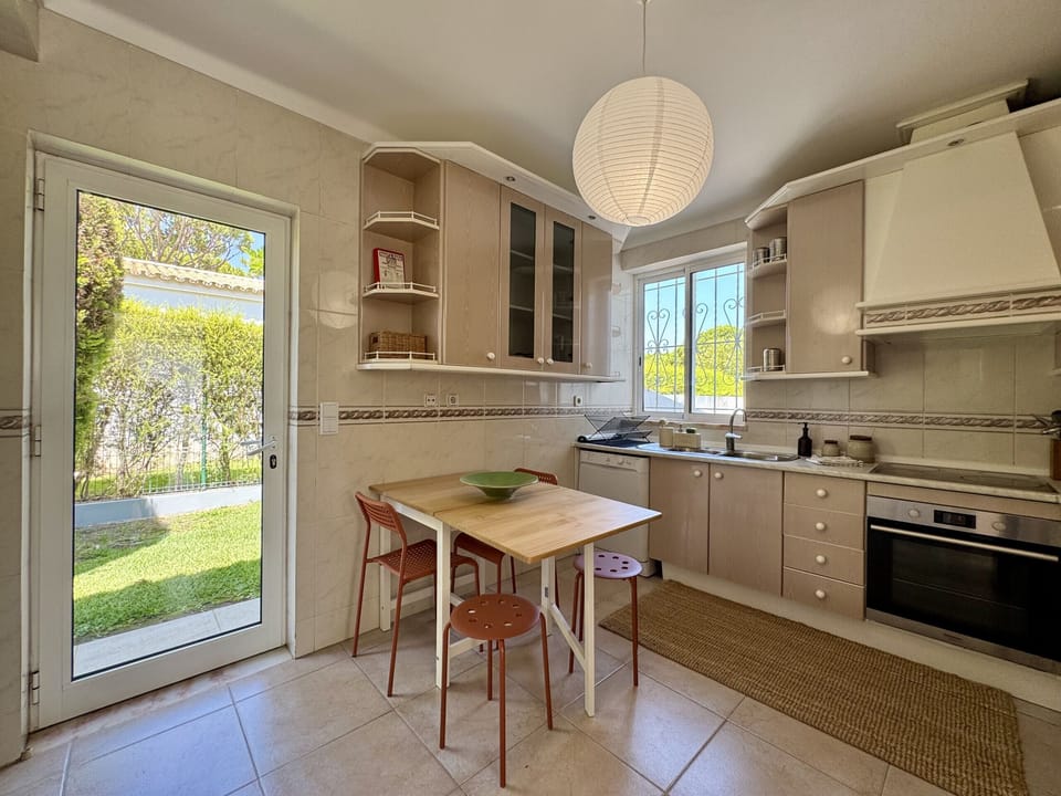 Coffee/tea maker, microwave, dishwasher