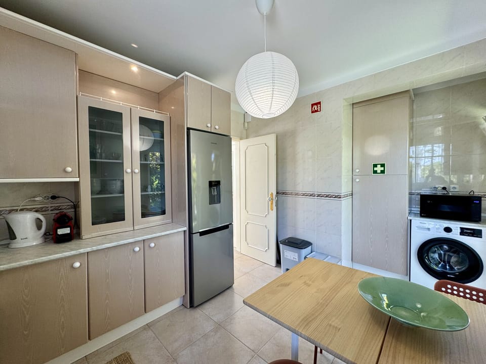 Coffee/tea maker, microwave, dishwasher