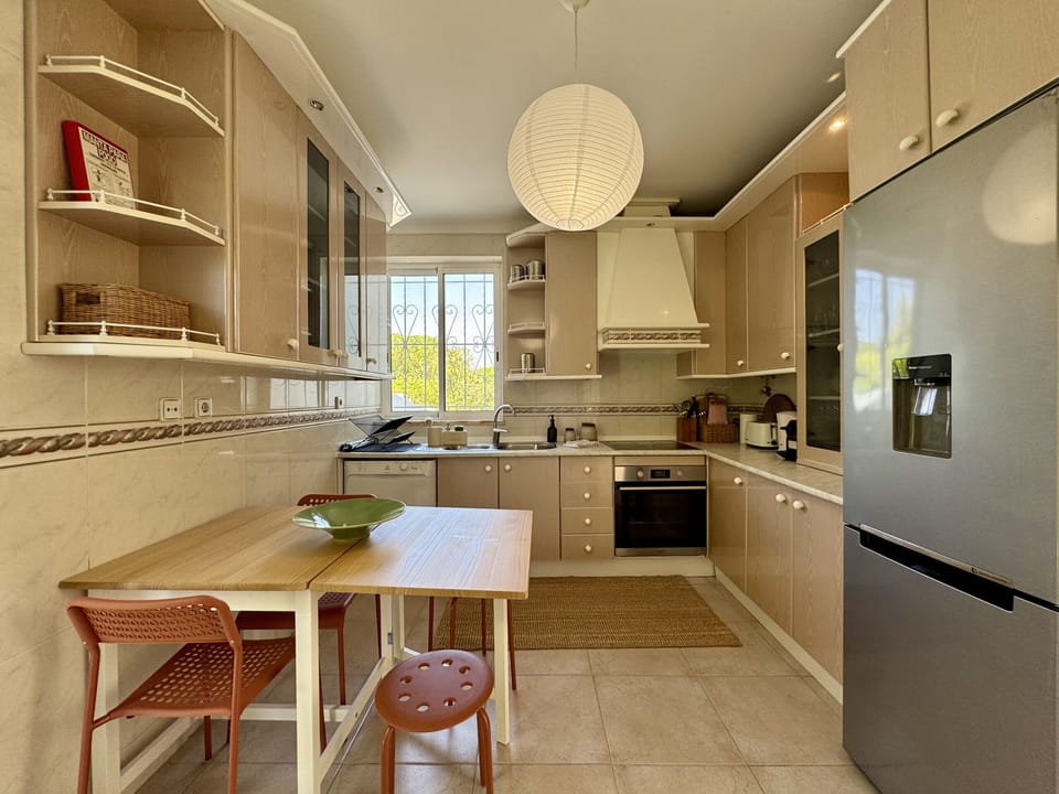 Coffee/tea maker, microwave, dishwasher
