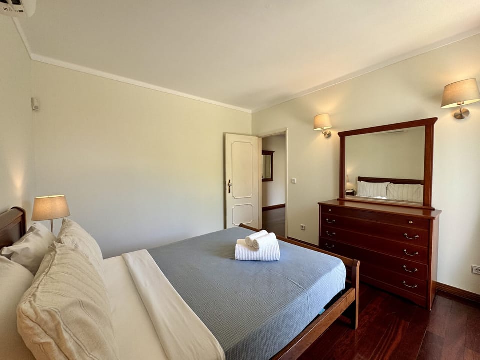 4 bedrooms, bed sheets