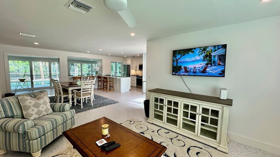Open floorplan, Smart TV