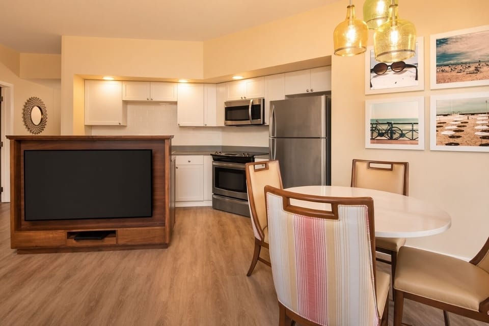 Kitchen & Dining • Full Kitchen, Island & Table
