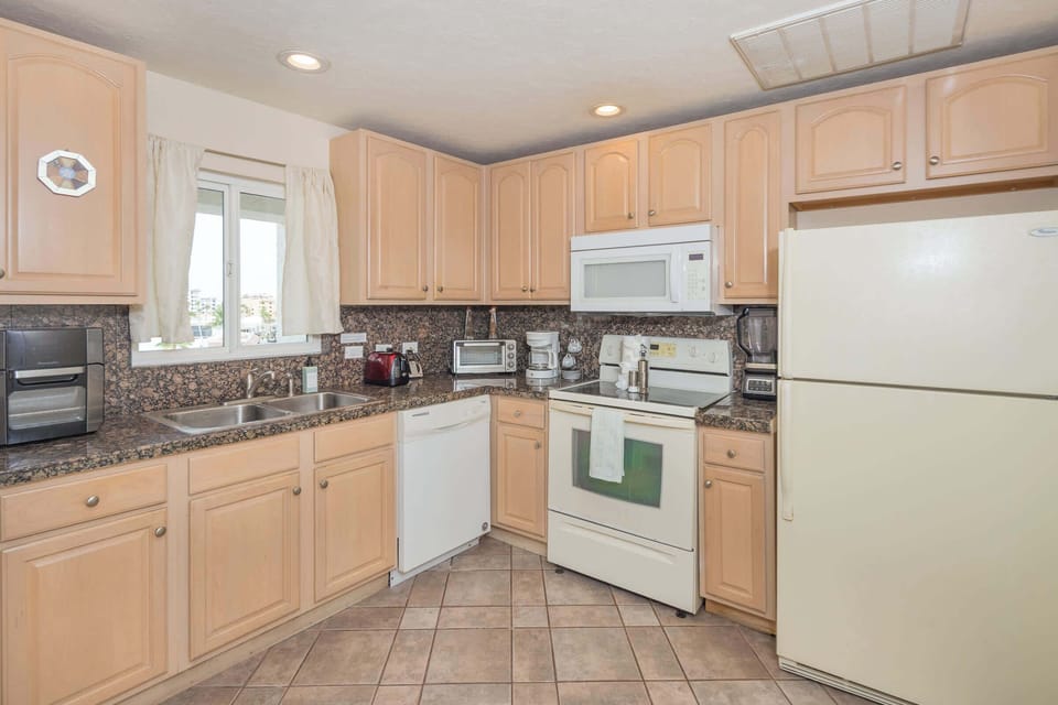 ☀️🍽️ Whip up your favorite meals in this bright, fully equipped kitchen! 🌴🏖️🌊