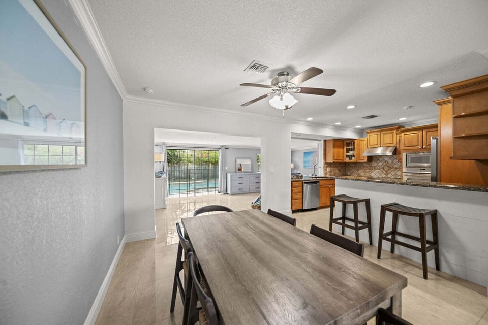 Dining area with seating for 6
