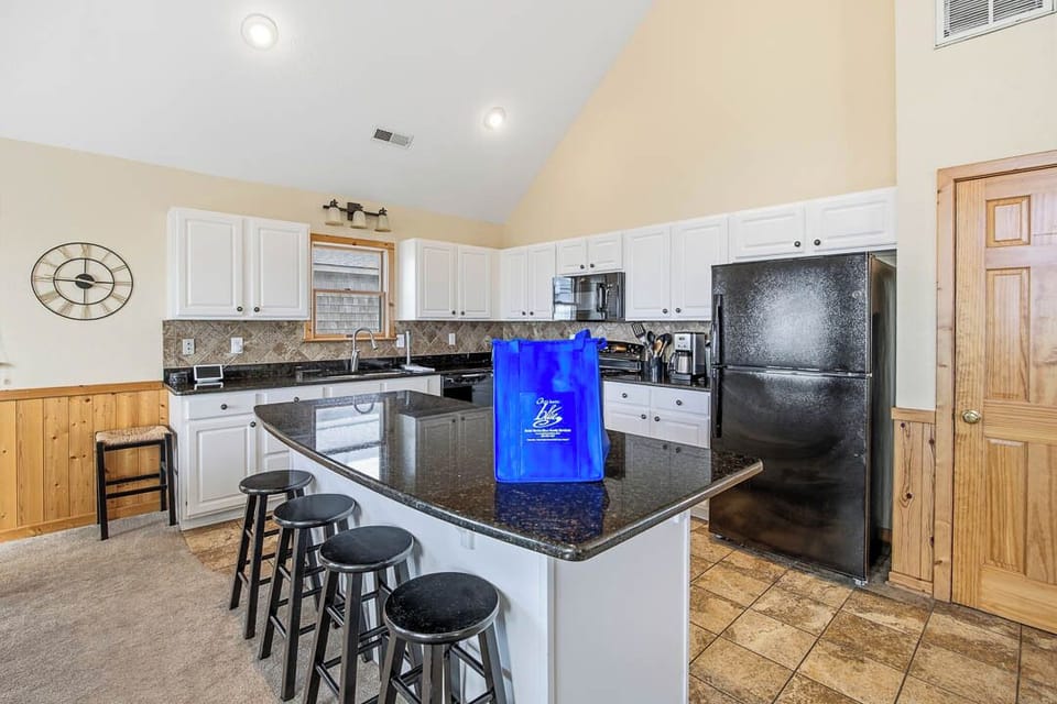 Top-Level Kitchen with Bar (seats 4)