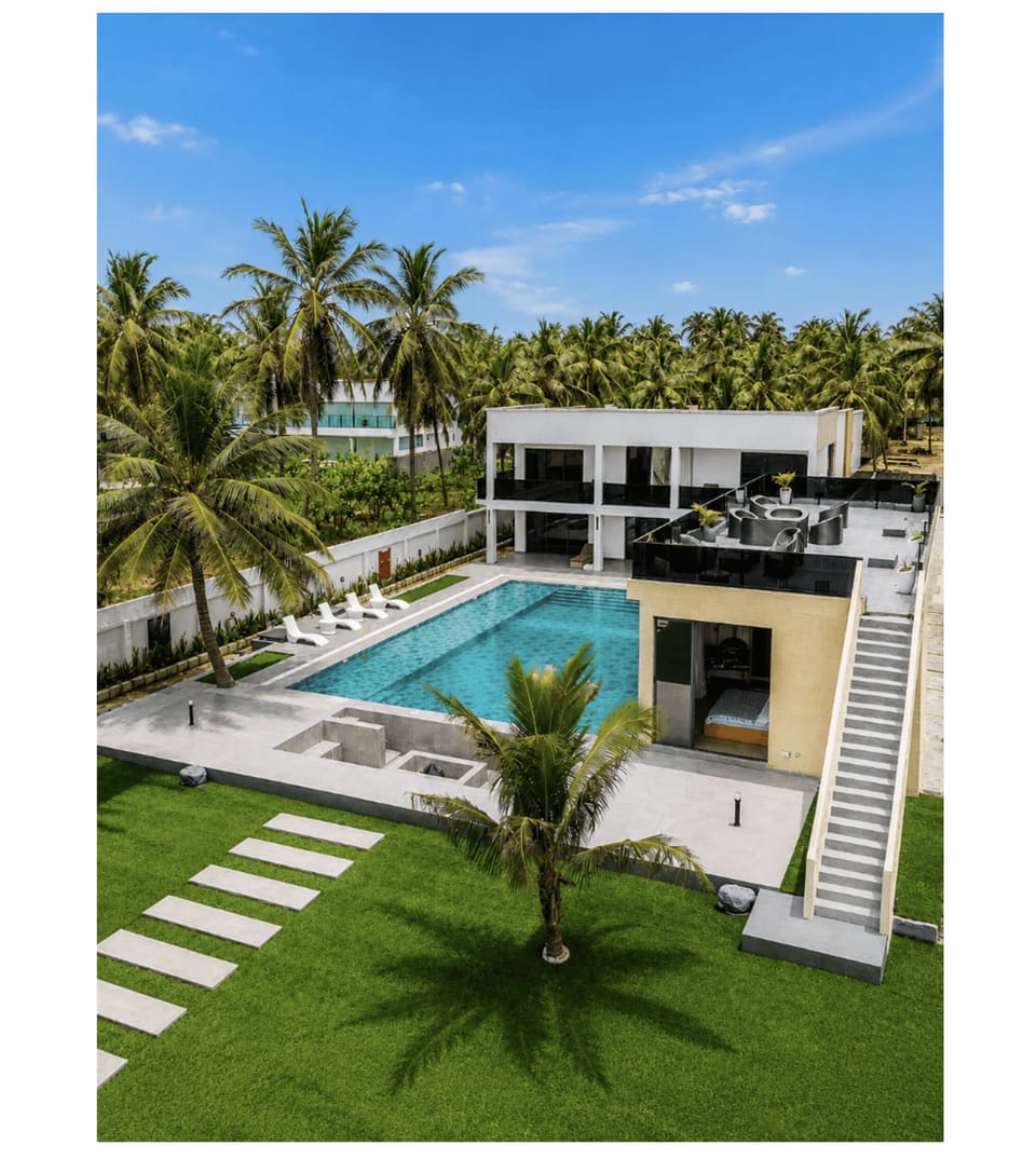 2 outdoor pools