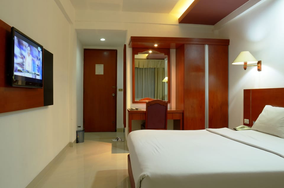 Superior Double or Twin Room | Desk, laptop workspace, blackout drapes, free WiFi
