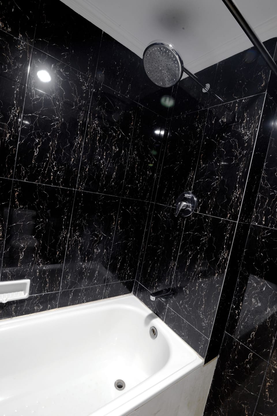 Deluxe Double Room | Bathroom | Free toiletries, bidet, towels, soap