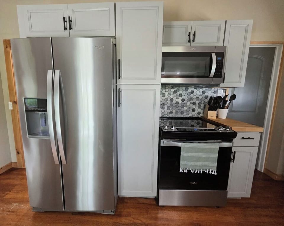 microwave, kitchen visible, indoor, kitchen, oven, refrigerator, stovetop,