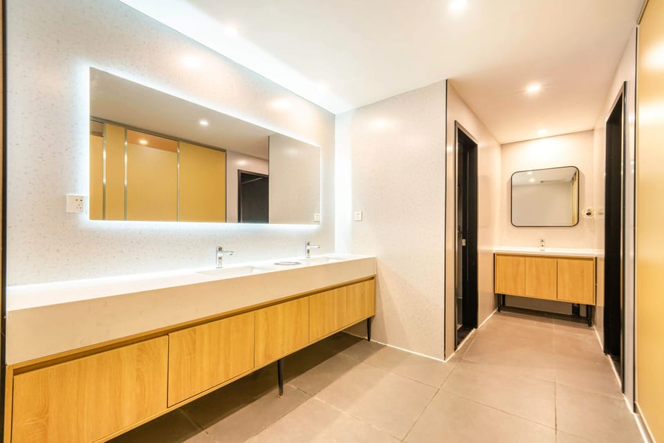 Bathroom | Shower, hair dryer, towels, shampoo
