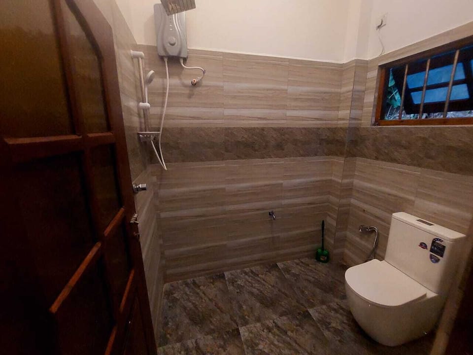 Deluxe Double or Twin Room, Balcony, Sea View | Bathroom | Combined shower/tub, free toiletries, hair dryer (on request), towels